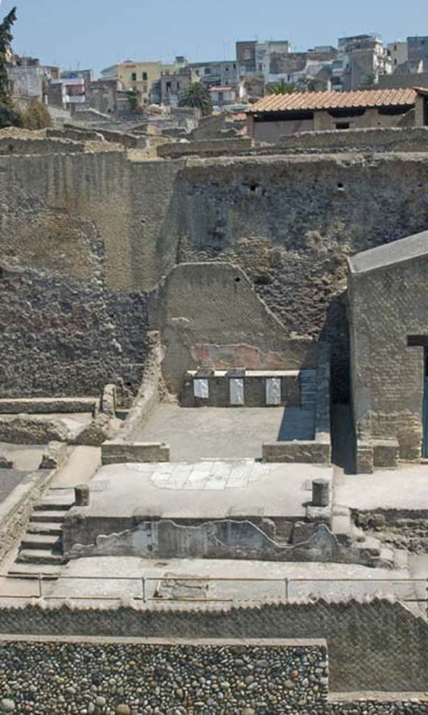 Herculaneum, July 2007. Sacello dei Quattro dei. Shrine of the four gods on the Sacred Area terrace.
Looking north from access roadway.
Photo courtesy of Jennifer Stephens. ©jfs2007_HERC-8630.