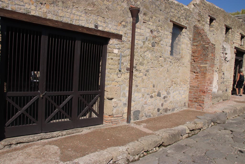 Cardo III Superiore, Herculaneum, October 2022. 
Looking north along west side, from VII.1, entrance into workshop of C. Messenius Eunomus. Photo courtesy of Klaus Heese.
