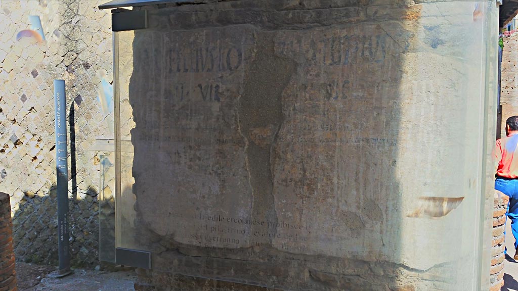 Cardo IV, Herculaneum. Photo taken between October 2014 and November 2019.
Graffito on west side at north end near junction with Decumanus Maximus. Photo courtesy of Giuseppe Ciaramella.
