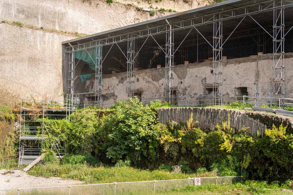 Herculaneum Villa dei Papiri. October 2023. 
Looking north-west to only excavated area of the Villa that has been brought back into the open-air. Photo courtesy of Johannes Eber. 

