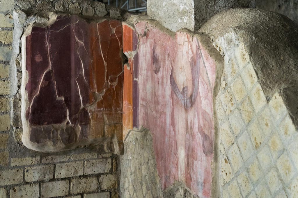 Herculaneum Villa dei Papiri. October 2023. Triclinium, room (i), north-west corner. Photo courtesy of Johannes Eber. 