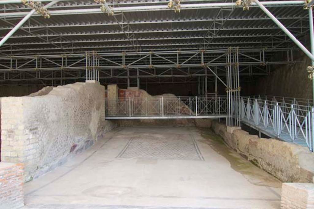 Villa dei Papiri, Herculaneum. July 2010. Looking north across room (i), triclinium. Photo courtesy of Michael Binns.

