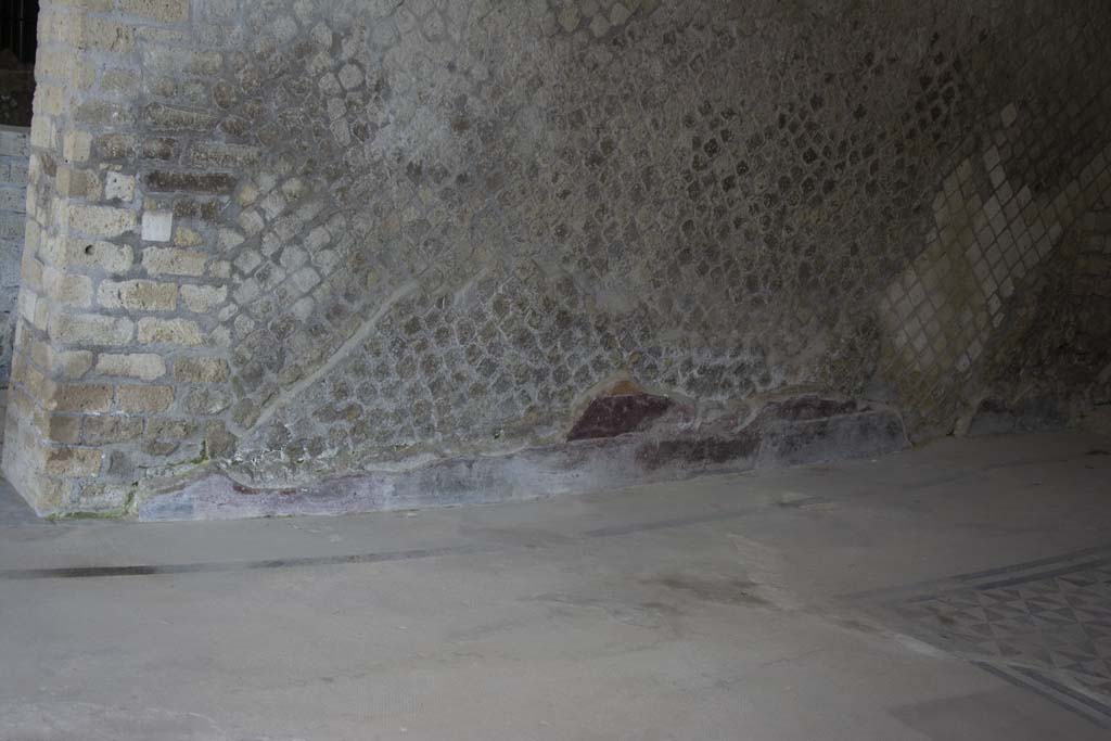 Villa dei Papiri, March 2019. Room (i), triclinium, looking towards lower west wall.
Foto Annette Haug, ERC Grant 681269 DÉCOR.
