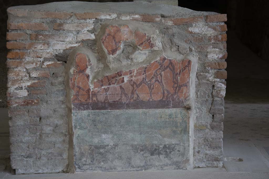 Villa dei Papiri, March 2019. Painted north wall in walkway (a) between room (g), on left, and corridor (h), on right.
Foto Annette Haug, ERC Grant 681269 DÉCOR.
