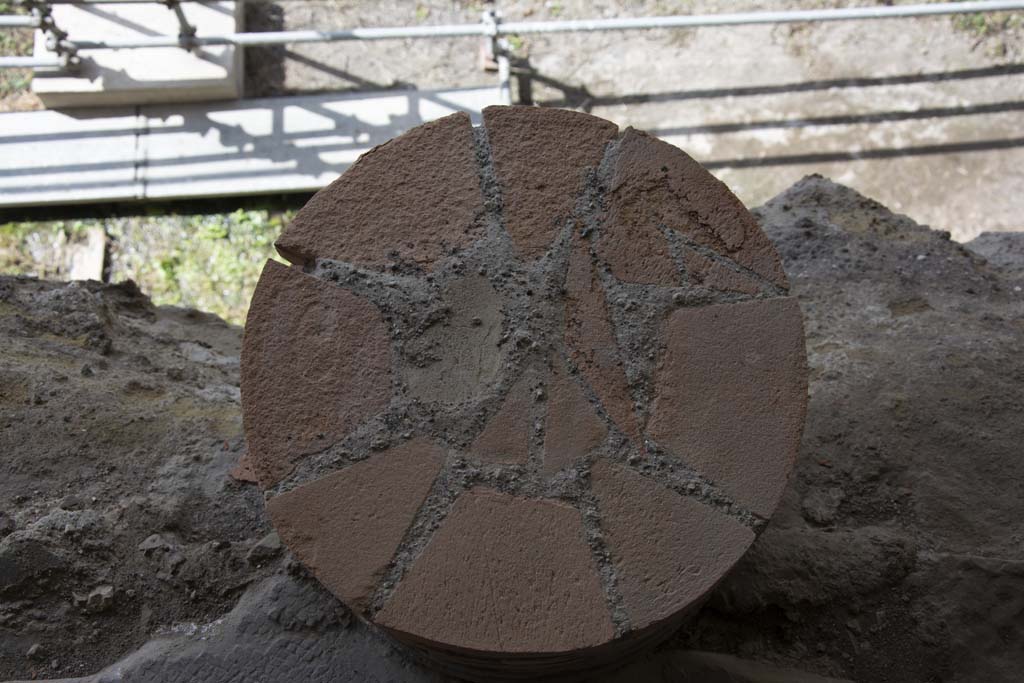 Villa dei Papiri, March 2019. Detail from south side of walkway (a), opposite room (g). 
Foto Annette Haug, ERC Grant 681269 DÉCOR.

