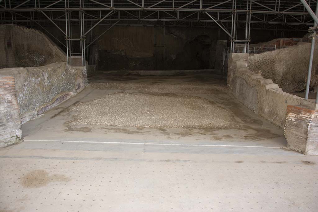 Villa dei Papiri, March 2019. Looking north towards room (b) and through to atrium (c ), from large loggia (a).
Foto Annette Haug, ERC Grant 681269 DÉCOR.

