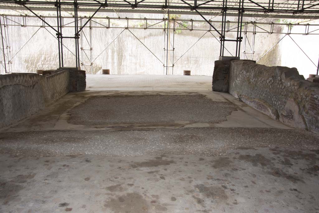 Villa dei Papiri, March 2019. Room (b), looking south from atrium across flooring towards the large loggia (a).
Foto Annette Haug, ERC Grant 681269 DÉCOR.
