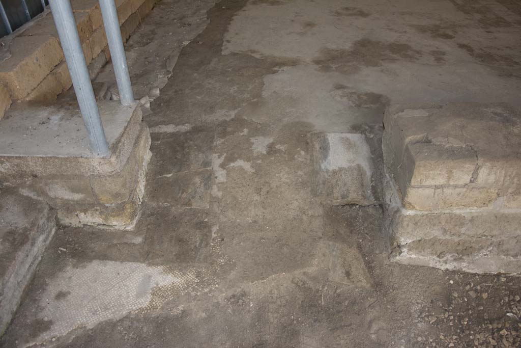 Villa dei Papiri, March 2019. Room (s), looking north towards doorway into room (r ).
Foto Annette Haug, ERC Grant 681269 DÉCOR.