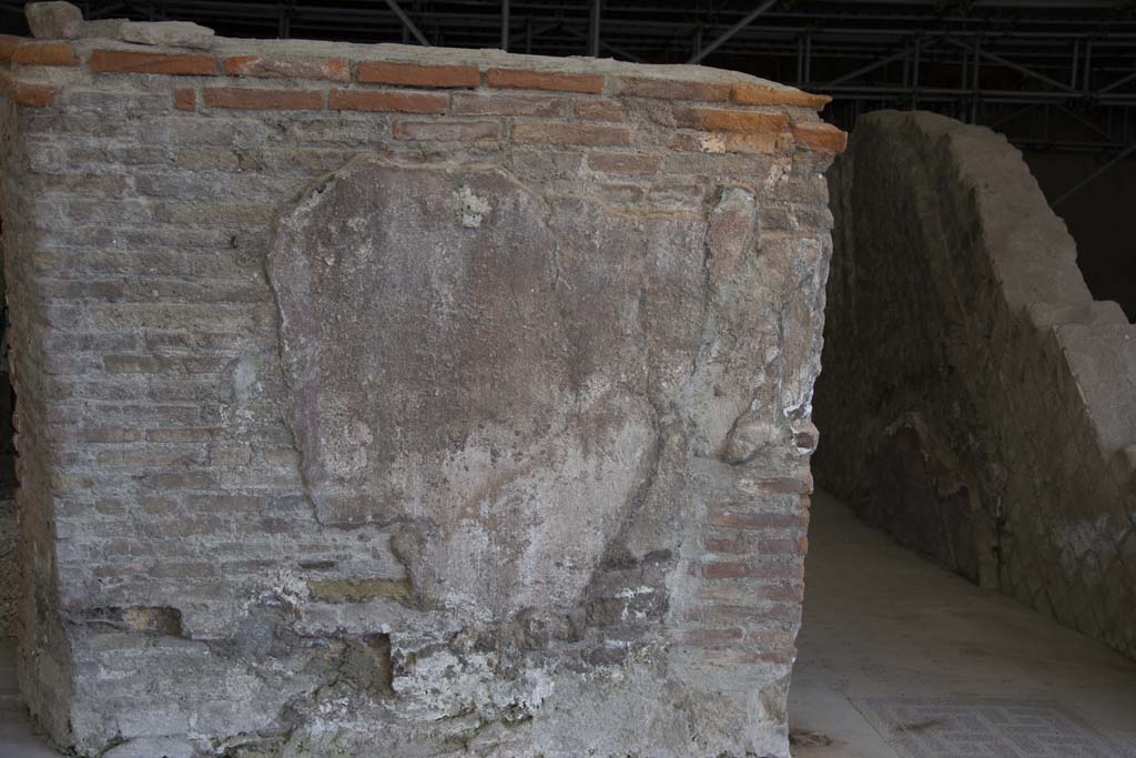 Villa dei Papiri, March 2019. Detail of remaining decoration on wall on west side of corridor (t), on right.
Foto Annette Haug, ERC Grant 681269 DÉCOR.