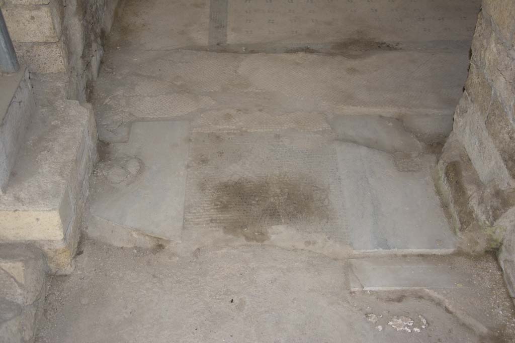 Villa dei Papiri, March 2019. Corridor (t), north end, with threshold of doorway into west ala (d).
Foto Annette Haug, ERC Grant 681269 DÉCOR.