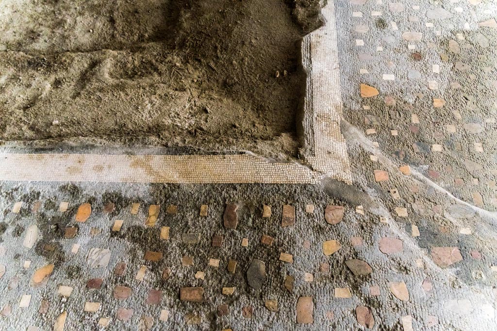 Herculaneum Villa dei Papiri. October 2023.
Atrium (c), detail of impluvium and coloured chippings in atrium floor. Photo courtesy of Johannes Eber.