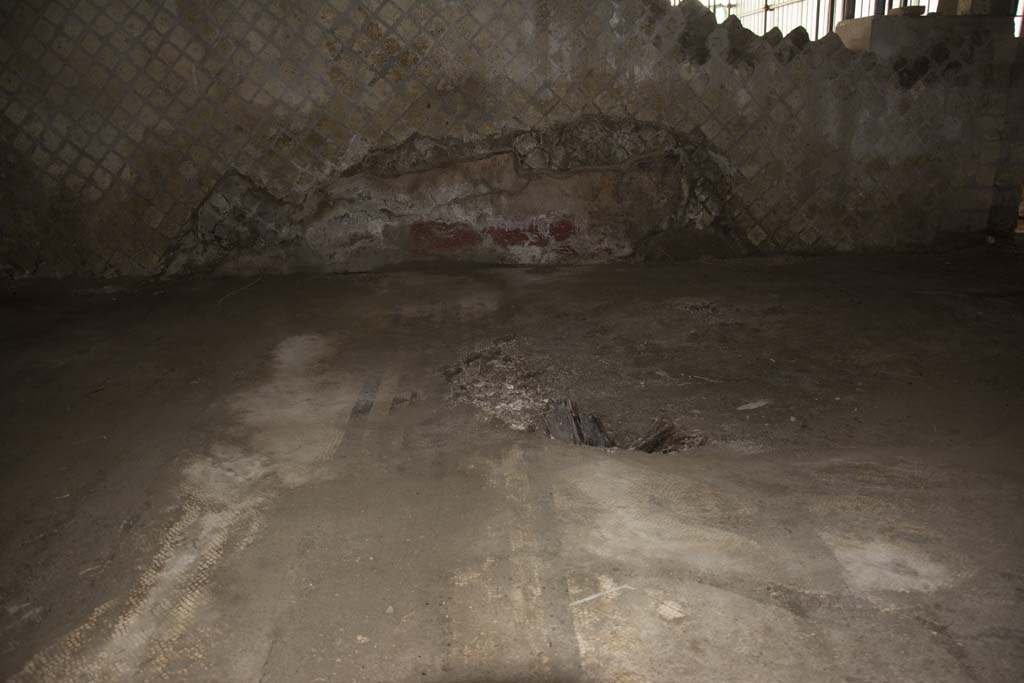 Villa dei Papiri, March 2019. Room (q), looking south across flooring.
Foto Annette Haug, ERC Grant 681269 DÉCOR.