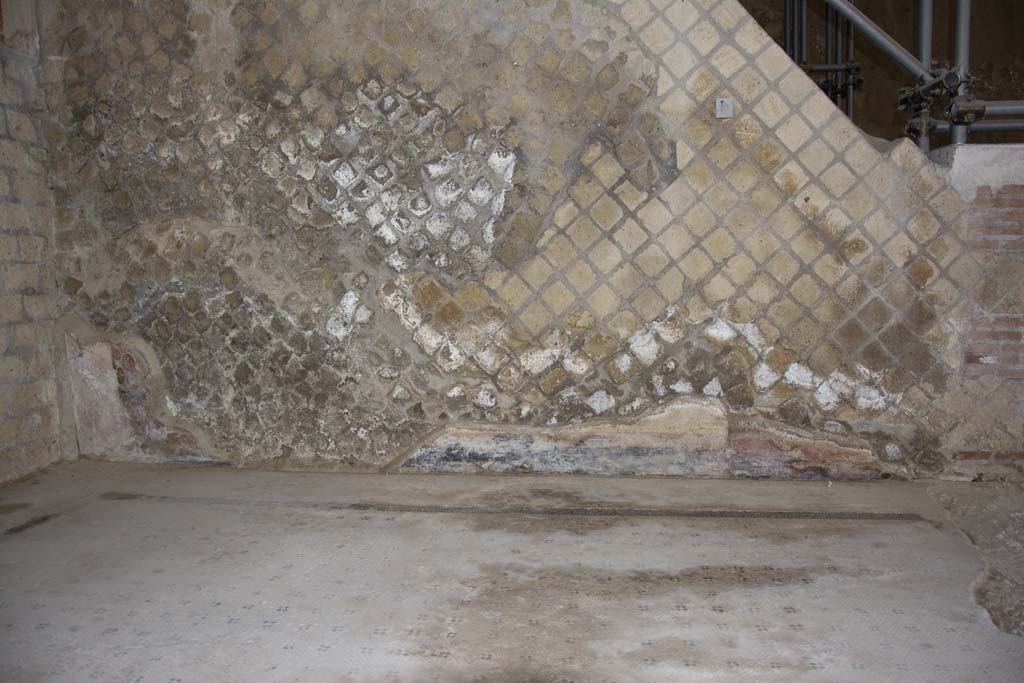 Villa dei Papiri, March 2019. Room (d), ala, looking towards north wall.
Foto Annette Haug, ERC Grant 681269 DÉCOR.