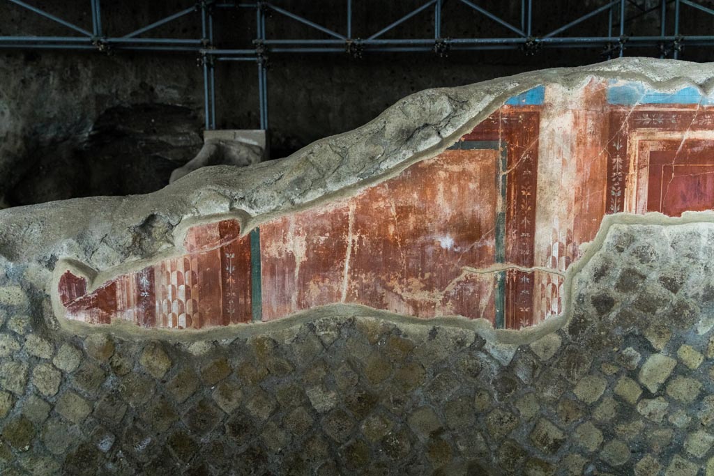 Herculaneum Villa dei Papiri. October 2023.
Room (e), east ala, remaining painted decoration on north wall at west end. Photo courtesy of Johannes Eber.