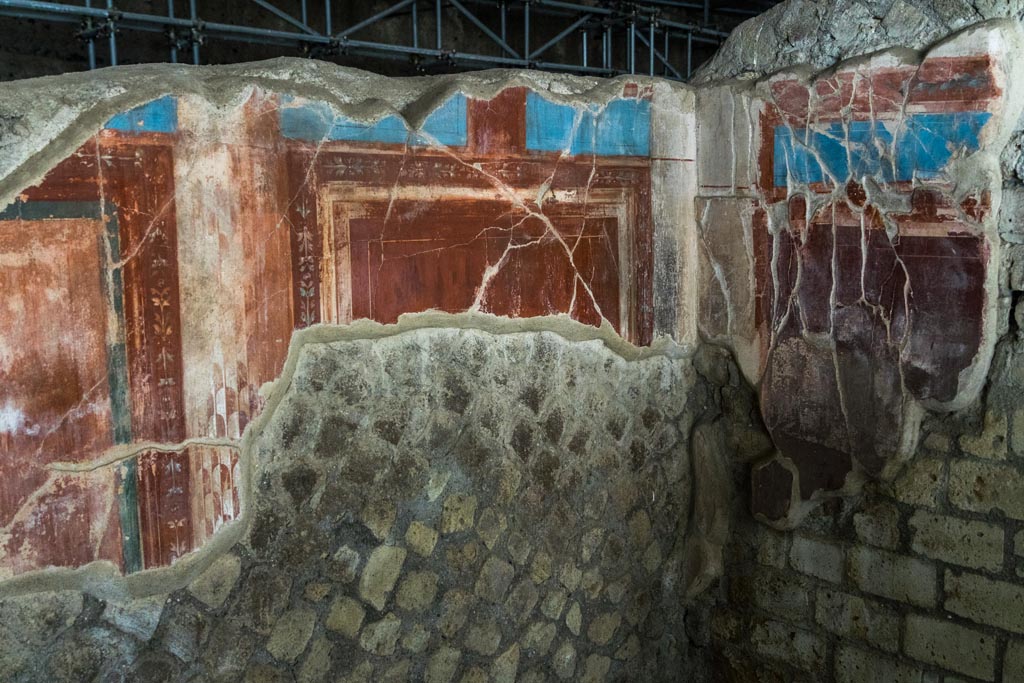 Herculaneum Villa dei Papiri. October 2023.
Room (e), east ala, detail of painted decoration on north wall at east end, and north-east corner. Photo courtesy of Johannes Eber.