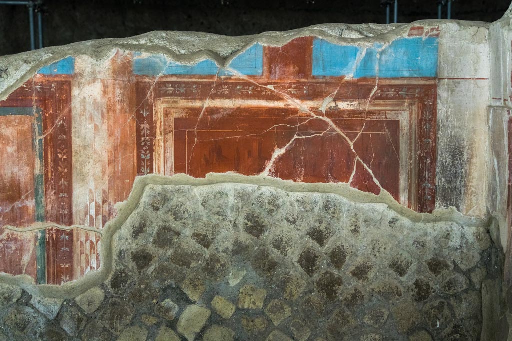Herculaneum Villa dei Papiri. October 2023.
Room (e), east ala, detail of painted decoration on north wall at east end. Photo courtesy of Johannes Eber.