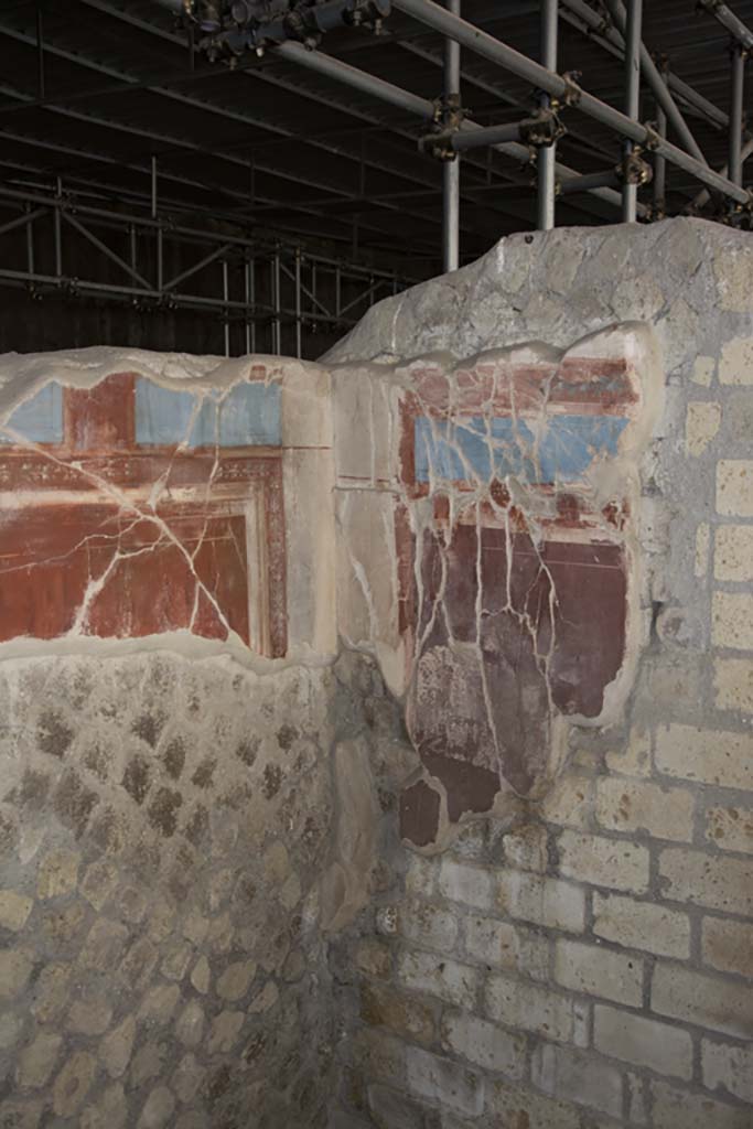 Villa dei Papiri, March 2019.
North-east corner of ala, room (e), with remains of painted plaster.
Foto Annette Haug, ERC Grant 681269 DÉCOR.