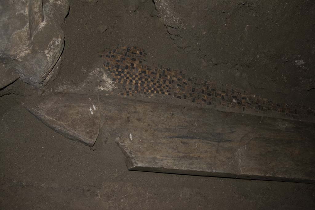 Villa dei Papiri, March 2019. Detail from lower wall and flooring in Bourbon tunnel (continued below).
Foto Annette Haug, ERC Grant 681269 DÉCOR.