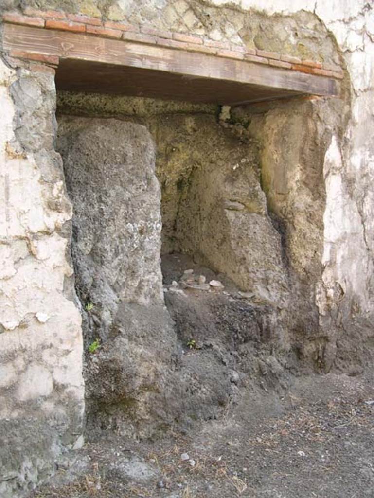 Villa dei Papiri, Herculaneum. July 2004. Unexcavated room, on first lower level, still blocked with eruption material.
Photo courtesy of Jennifer Stephens.
©jfsPAP0665