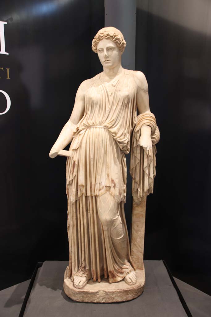 Villa dei Papiri, Herculaneum. September 2021.
Statue of Peplophoros/Demeter found in area of collapsed “monumental structure”.
Found on 21st April 1997, in the monumental structure, near the base on which the statue originally stood, near the west corner of the seaside pavilion.
Now in Antiquarium. Herculaneum inventory number 81595. Photo courtesy of Klaus Heese.
