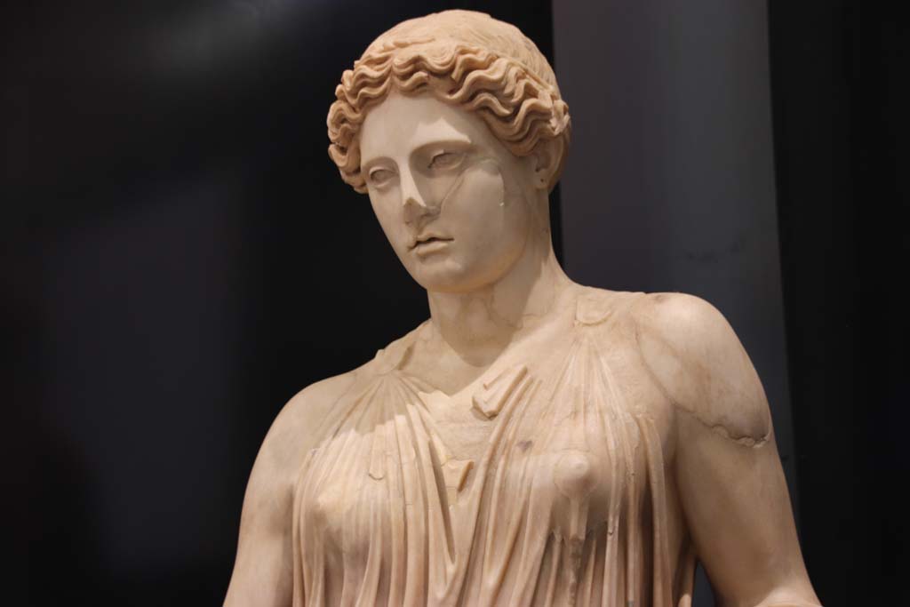 Villa dei Papiri, Herculaneum. September 2021. 
Detail of statue of Peplophoros/Demeter found in area of collapsed “monumental structure”. Photo courtesy of Klaus Heese.
