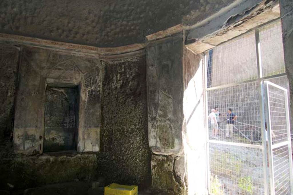 South-western baths, Herculaneum. July 2010. South-east end of pool, with rectangular niche and bow window.
Photo courtesy of Michael Binns.
The opening would have been one of the large windows giving light into the pool-room.
