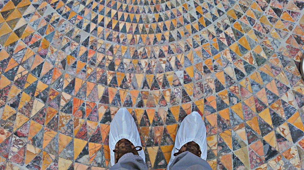 Villa dei Papiri, Herculaneum. July 2019.  
Detail of polychrome mosaic floor, from the Belvedere. Photo courtesy of Giuseppe Ciaramella.

